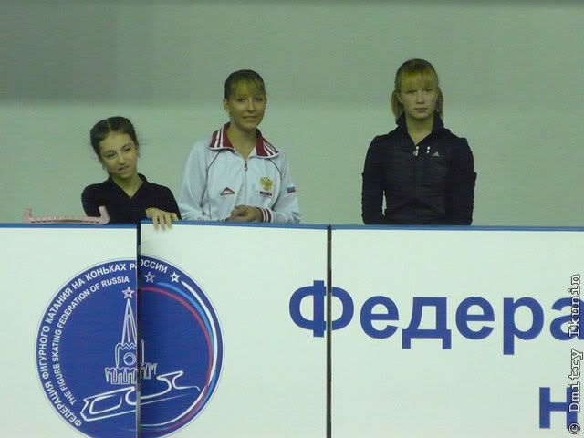 Яна Смехнова (в центре)